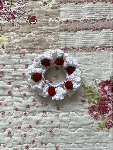 Diğer örgü çilek scrunchie toka