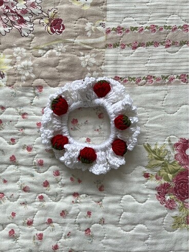 Beden örgü çilek scrunchie toka