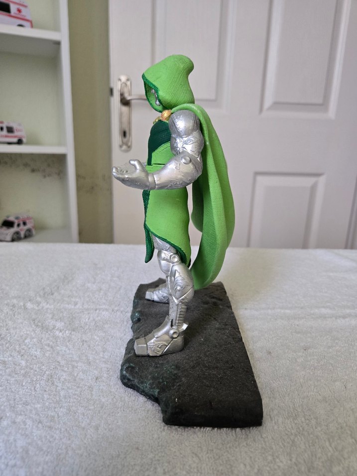 Dr. Doom 3d figür 20 cm - Görsel 2