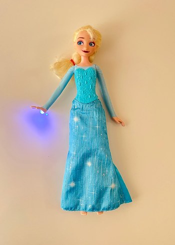 disney orjinal elsa mavi renk ışıklı ve iki farklı ses vardır