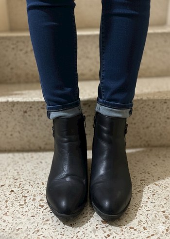 Siyah Deri Tokalı Kadın Topuklu Bot - Görsel 2