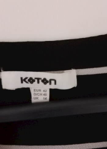 Koton Siyah Beyaz Çizgili V Yaka Kolsuz Gömlek