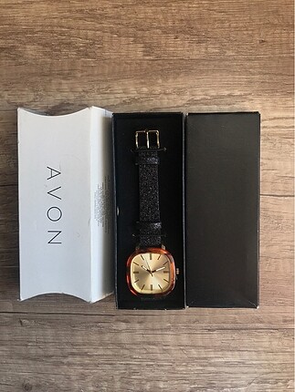 Hediye kutusunda avon saat