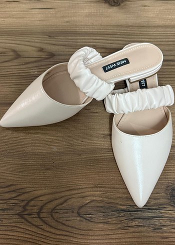 Beyaz Pileli Stiletto Terlik