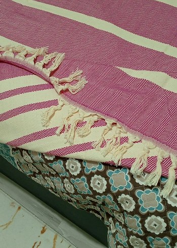 Pembe Çizgili Yatak Örtüsü - Görsel 3