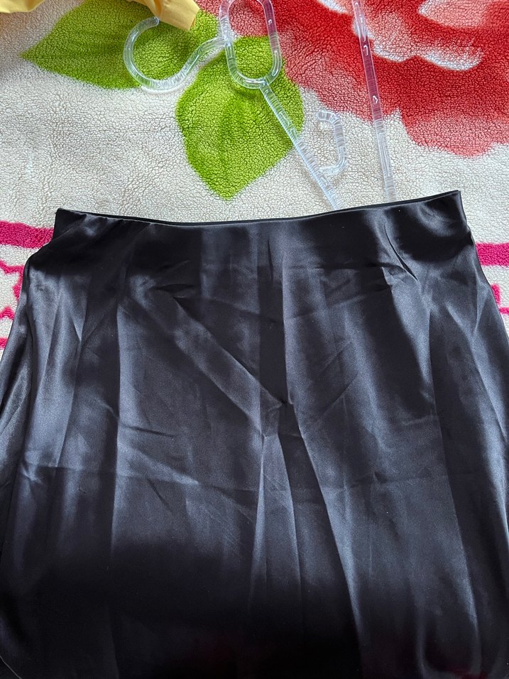 Siyah Uzun Saten Kadın Etek - Görsel 3