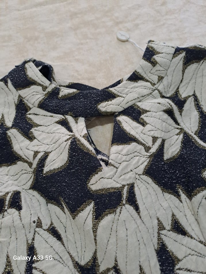 Krem siyah V Yaka Uzun Kollu Pliseli Elbise - Görsel 2