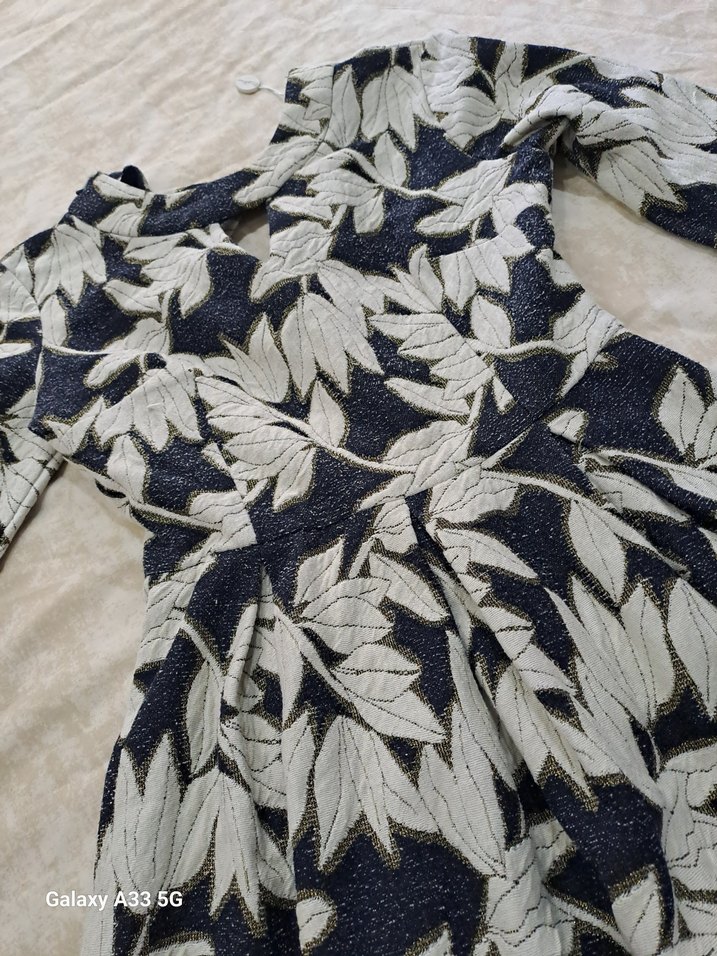 Krem siyah V Yaka Uzun Kollu Pliseli Elbise - Görsel 3