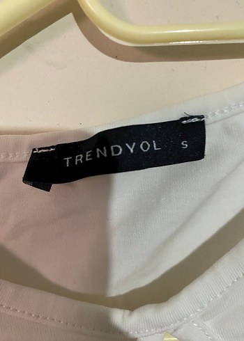 Trendyol & Milla Beyaz Yüksek Yakalı Kolsuz Kadın crop