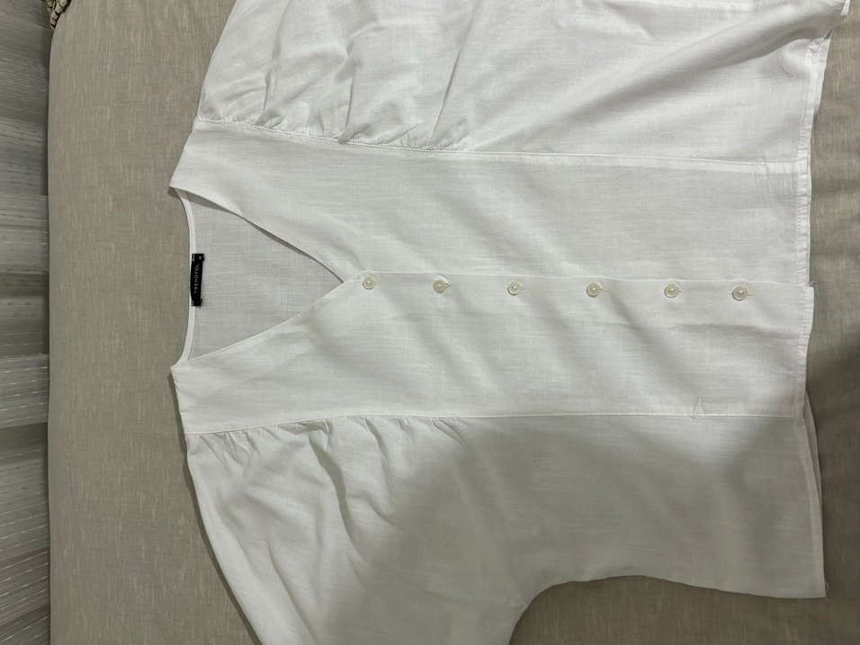 Düğmeli V Yakalı Beyaz Keten Kadın Gömlek - Görsel 4