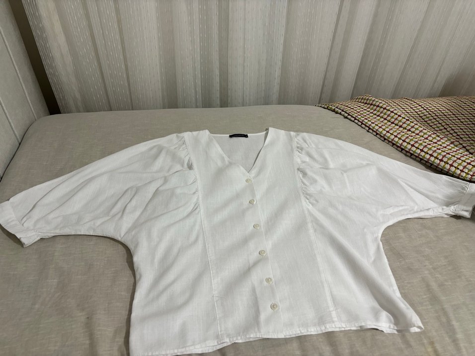 Düğmeli V Yakalı Beyaz Keten Kadın Gömlek - Görsel 2