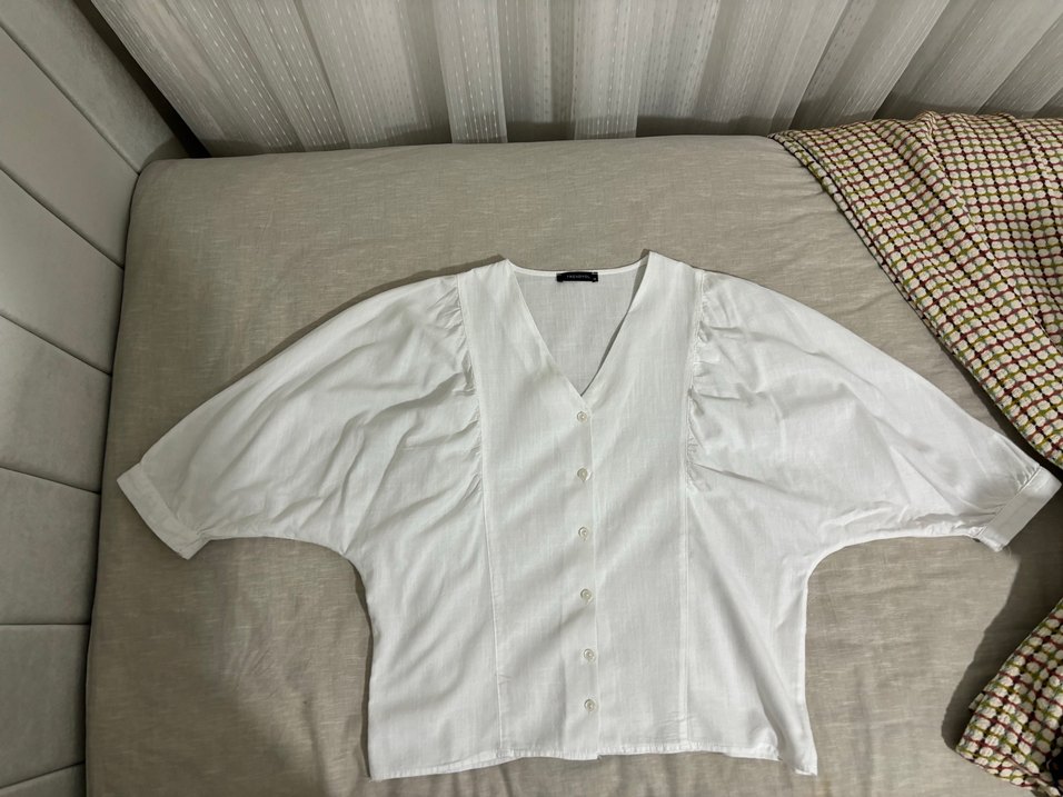 Düğmeli V Yakalı Beyaz Keten Kadın Gömlek - Görsel 3