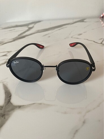 RAYBAN FERRARİ MODEL GÜNEŞ GÖZLÜĞÜ