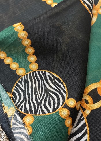 Yılan Desenli Altın Zincir Detaylı Kadın Şalı - Görsel 2