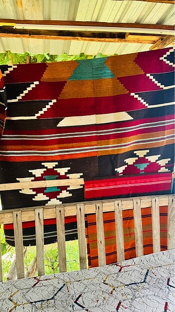 El Dokuması Antika Kilim