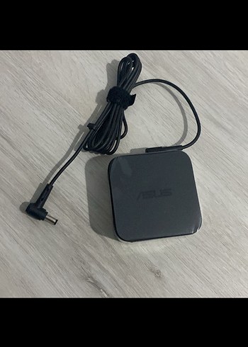 Asus Siyah Şarj Adaptörü