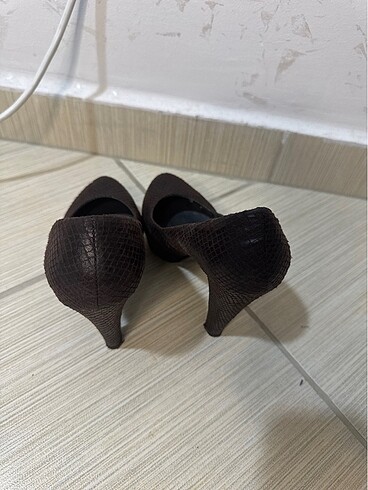 Kahverengi deri işlemeli topuklu ayakkabı - Görsel 2