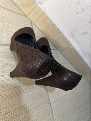 Kahverengi deri işlemeli topuklu ayakkabı - Görsel 3