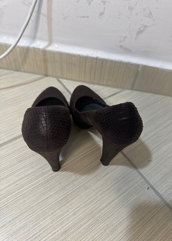 Kahverengi deri işlemeli topuklu ayakkabı - Görsel 2