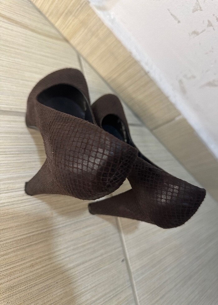 Kahverengi deri işlemeli topuklu ayakkabı - Görsel 3