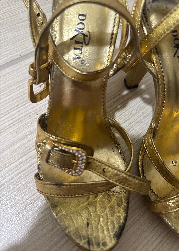 Altın sarısı taşalı topuklu - Görsel 2