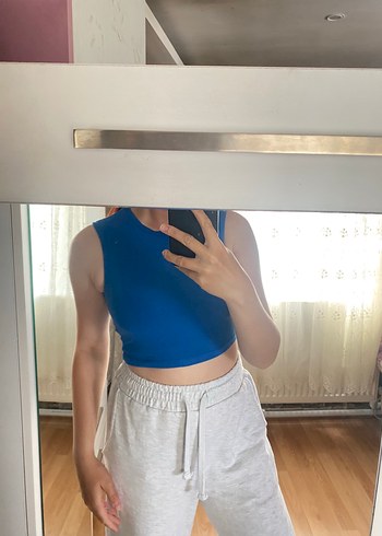 Mavi Yüksek Yakalı Kolsuz Crop Top