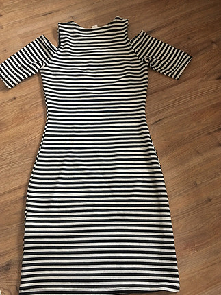 H&M Hm omzu açık çizgili elbise