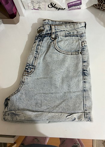 Gri Batik Desenli Kadın Denim Mini Şort - Görsel 2
