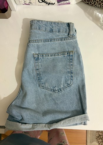Kadın Mavi Yırtık Mini Denim Şort - Görsel 2