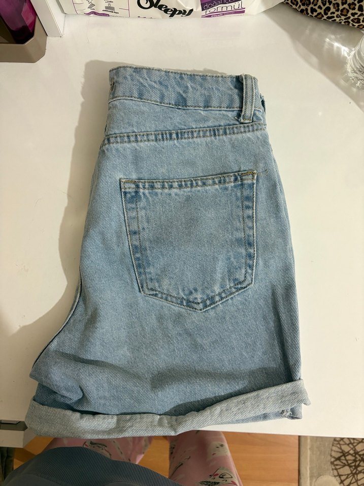 Kadın Mavi Yırtık Mini Denim Şort - Görsel 2