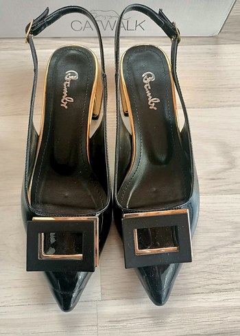 38 Beden Klasik Siyah Tokalı Topuklu Stiletto