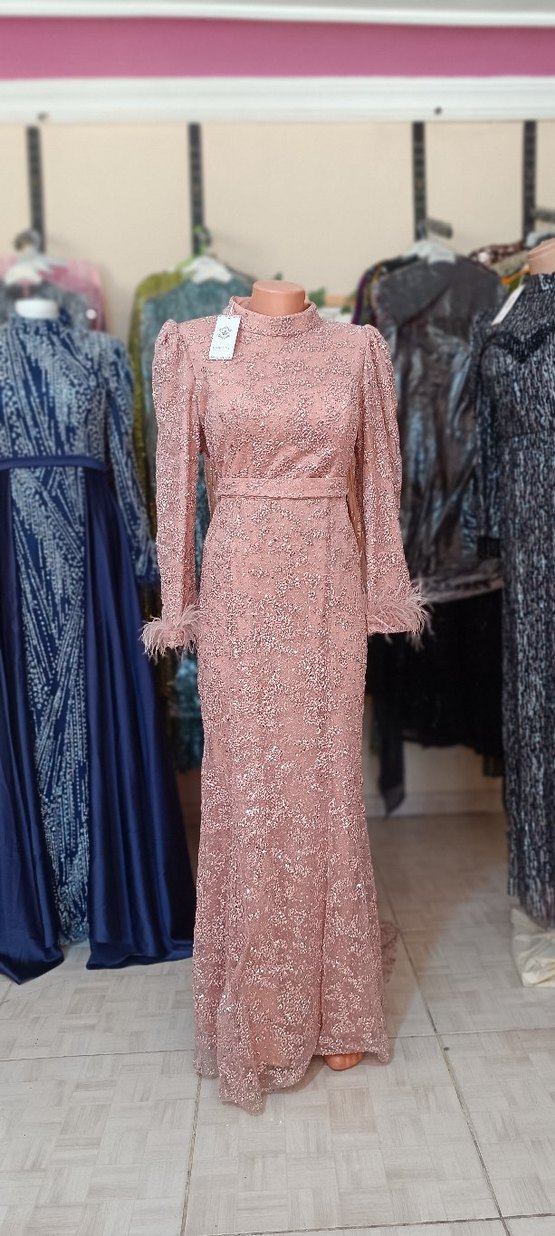 Pembe Nakışlı Uzun Abiye Tüy Detaylı - Görsel 3