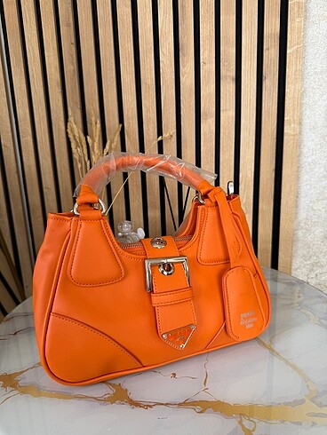 Prada turuncu