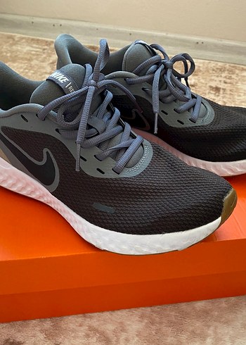 Nike Gri Koşu ve Antrenman Ayakkabısı