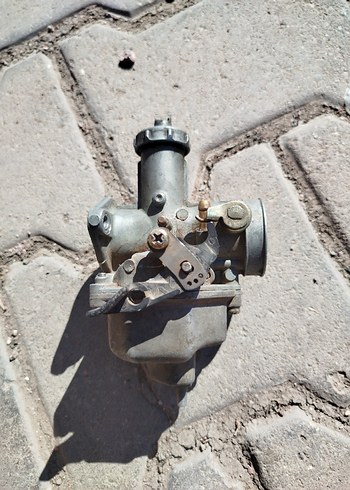 Gri Metal Karbüratör Parçası