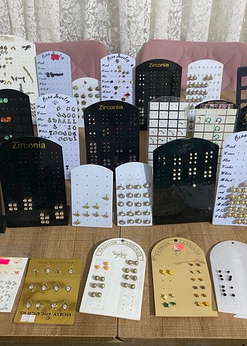 Altın Renkli Mini Payetli Nakışlı Küpeler - Görsel 2