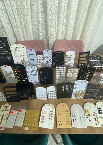 Altın Renkli Mini Payetli Nakışlı Küpeler - Görsel 3