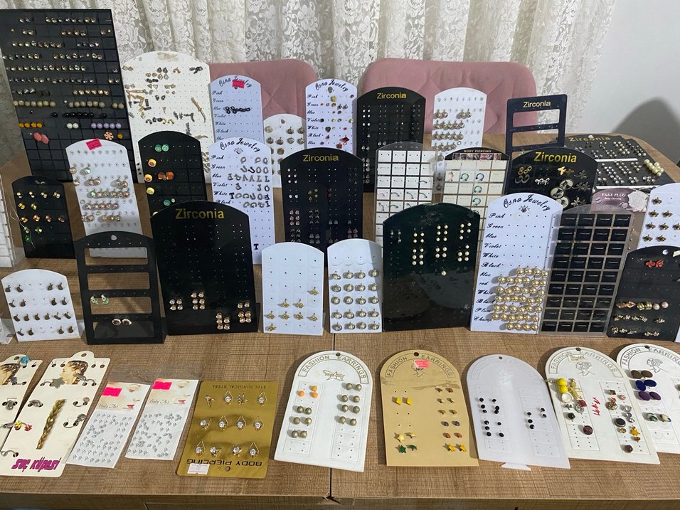 Altın Renkli Mini Payetli Nakışlı Küpeler - Görsel 2