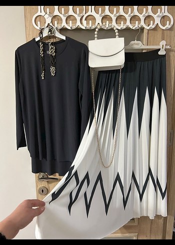 Kadın Siyah-Beyaz Pilili Uzun Etek - Görsel 3