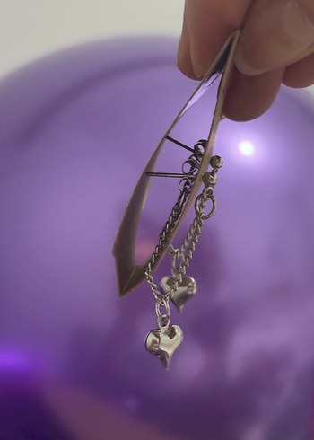 Zincir Detaylı Gri Kalp Küpe - Görsel 3