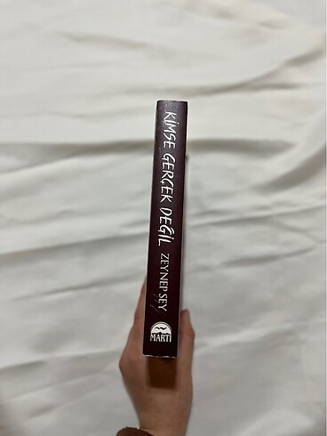  Kimse gerçek değil - Zeynep şey -