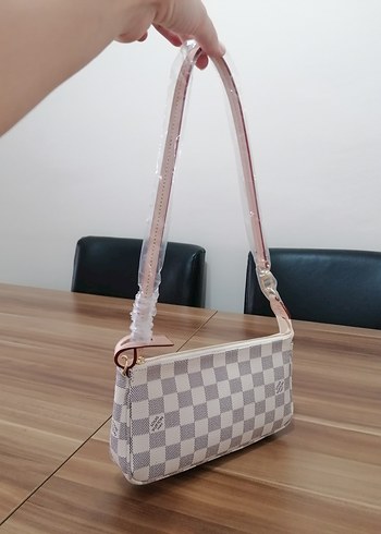Louis Vuitton Louis Vuitton Beyaz Kareli Fermuarlı Kadın Portföy Çanta