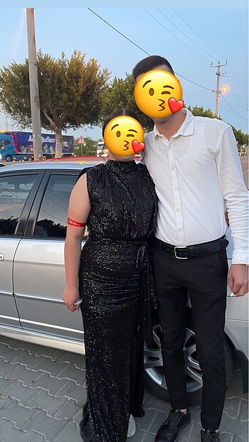Simli uzun yırtmaçlı elbise