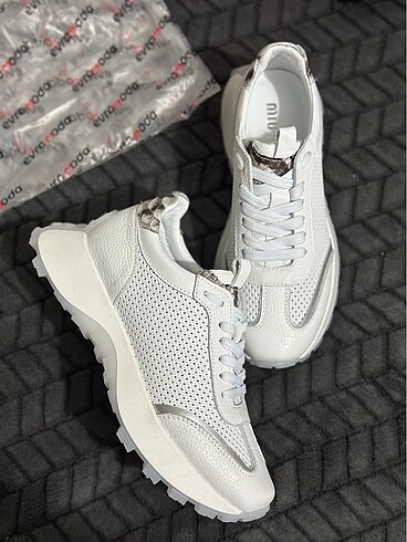 Beyaz sneaker / spor ayakkabı
