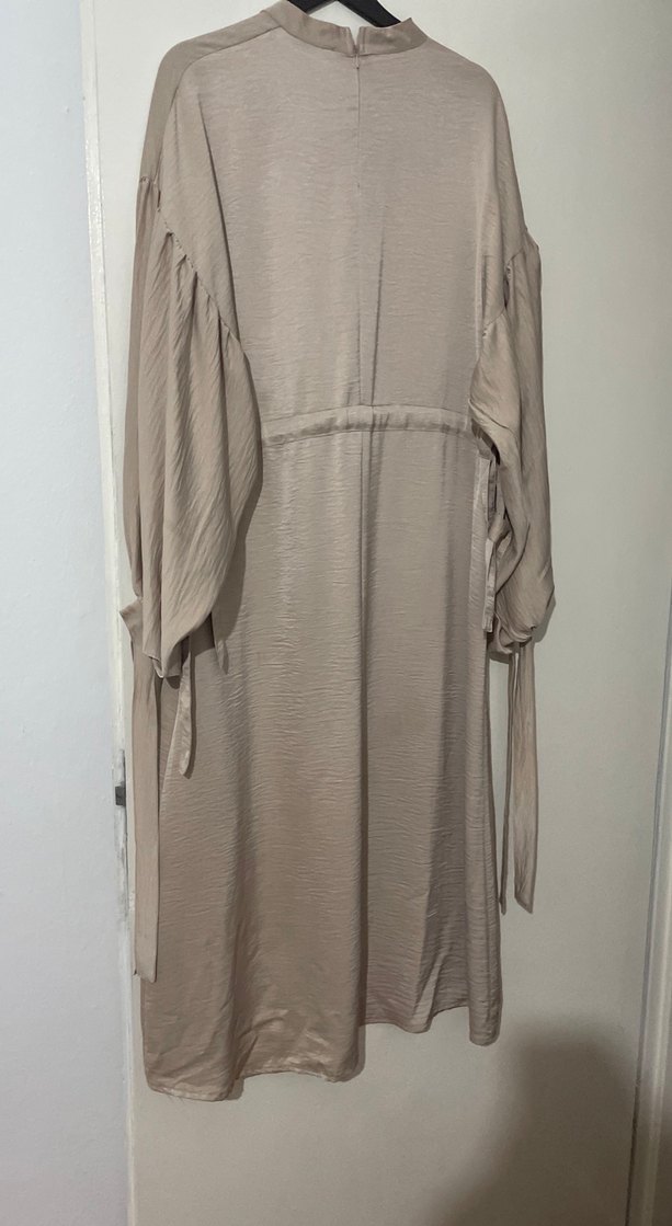 Bej Uzun saten Elbise, Salaş Kesim, Uzun Kollu - Görsel 4