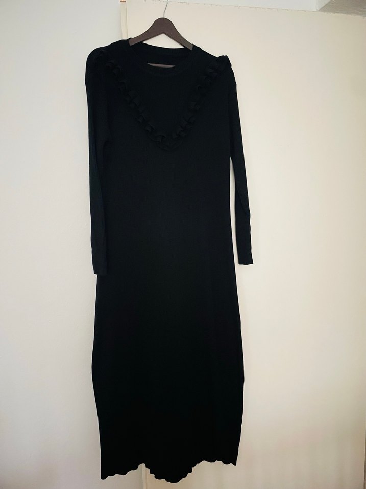 Uzun Siyah Fırfırlı Kadın Elbise - Görsel 5