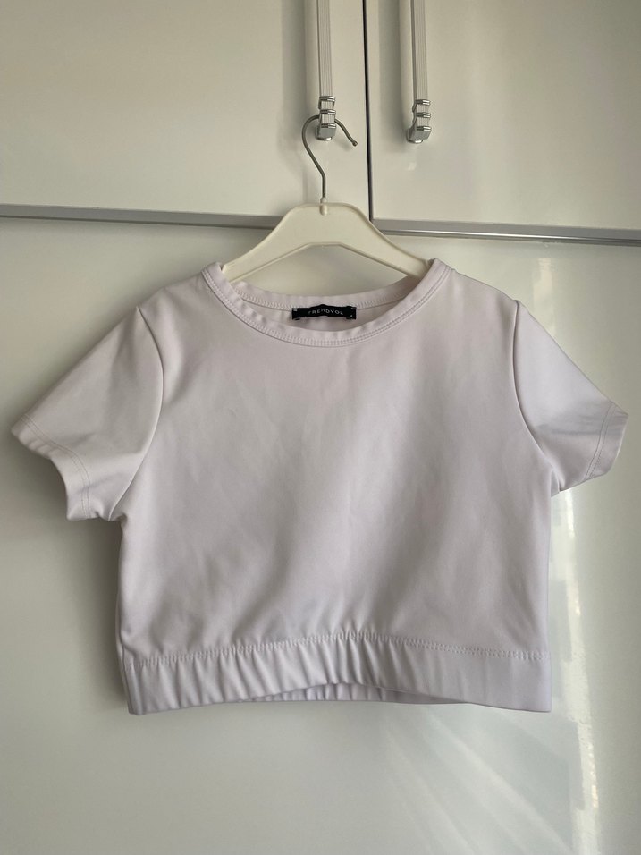 Zincir Detaylı Beyaz Kadın Tişört - Görsel 2