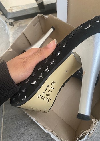 Parlak Siyah Puantiyeli Gotik Stiletto Topuklu - Görsel 2