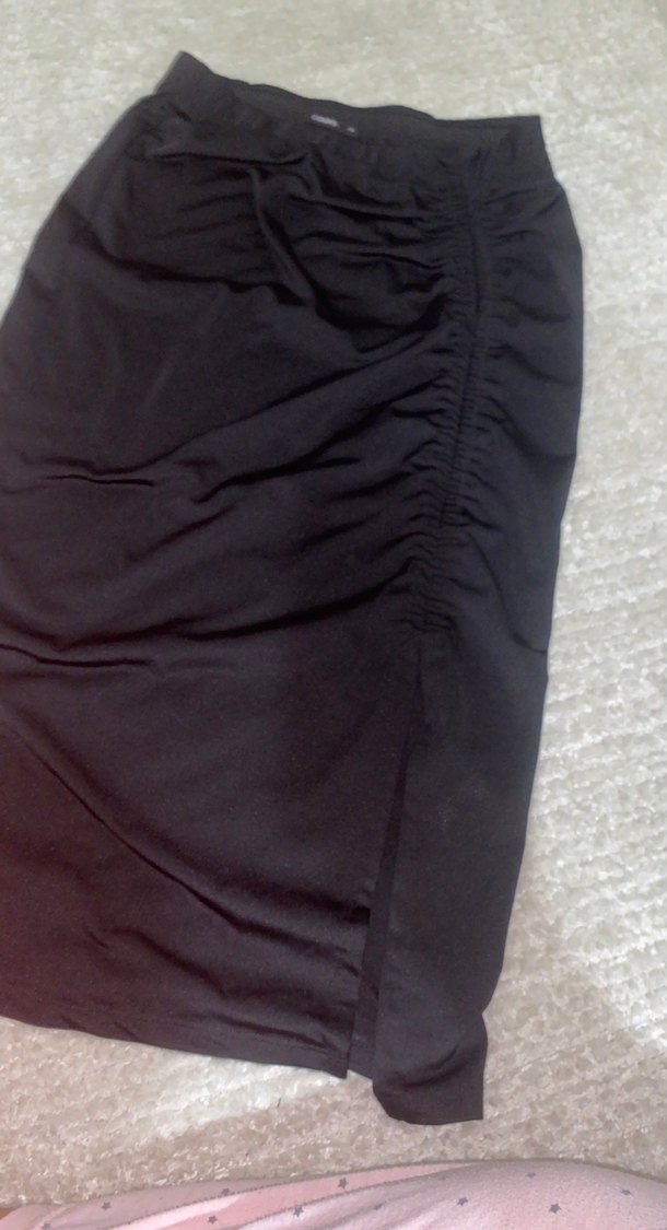 Drapeli yırtmaçlı Siyah Midi Kalem Etek - Görsel 3