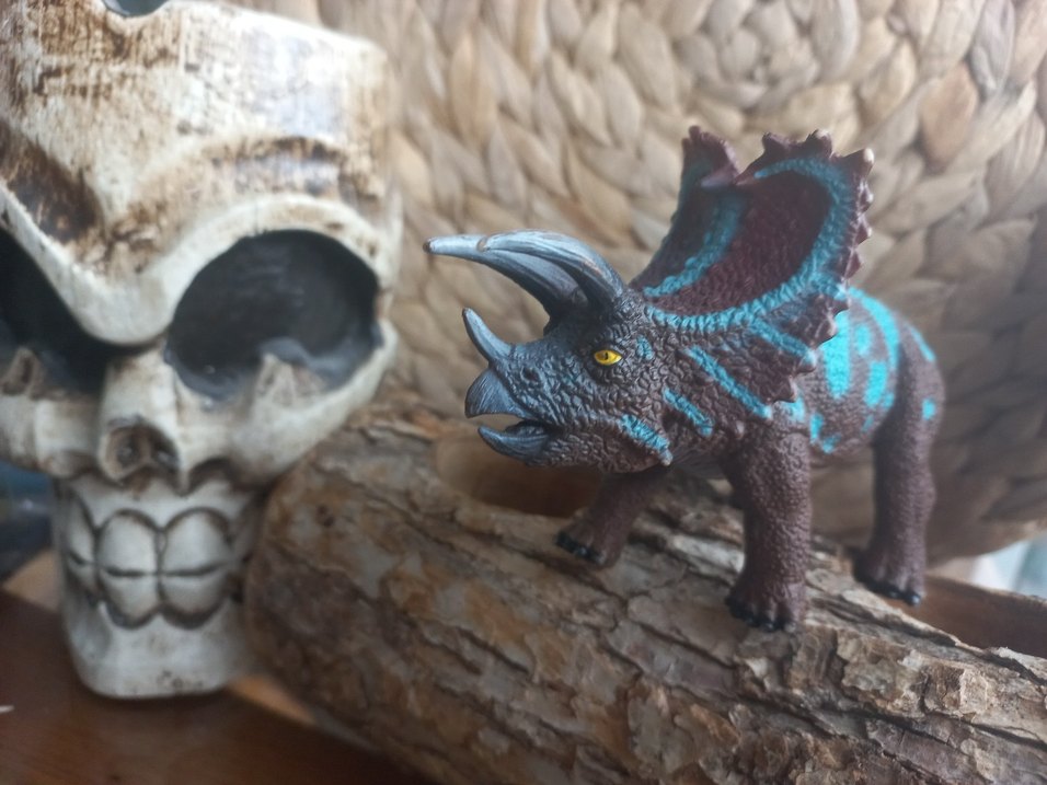 Turkuaz ve Koyu Renkli Triceratops Figürü - Görsel 2